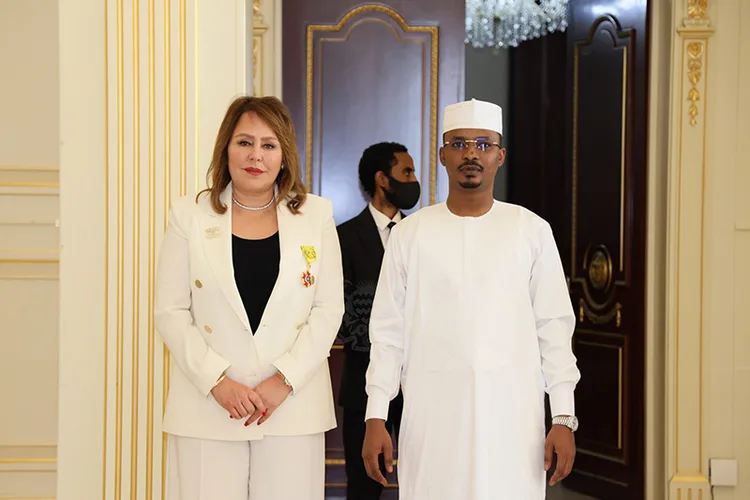 الرئيس التشادي يمنح المغربية بشرى حجيج وساما من درجة ضابط النظام الوطني