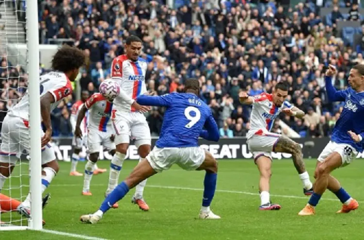 بطولة إنجلترا لكرة القدم .. إيفرتون يلحق الهزيمة الأولى بكريستال بالاس هذا الموسم (2-1)