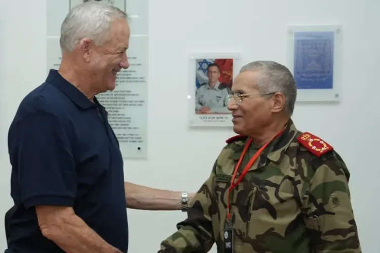 وزير الدفاع الإسرائيلي يستقبل المفتش العام للجيش المغربي بلخير الفاروق
