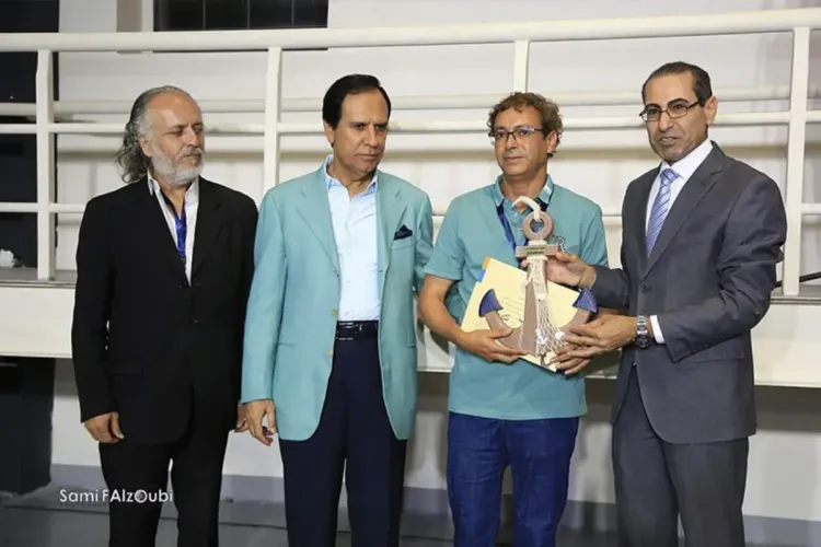 بورحيم يهدي للمغرب جائزة افضل إخراج مسرحي في مهرجان الرحالة الاردني‎‎