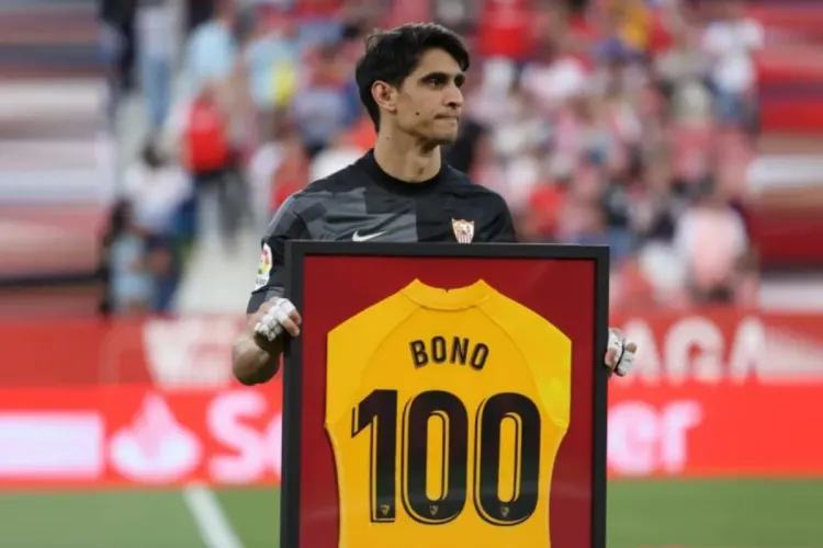 احتفال ياسين بونو بمباراته المائة مع إشبيلية