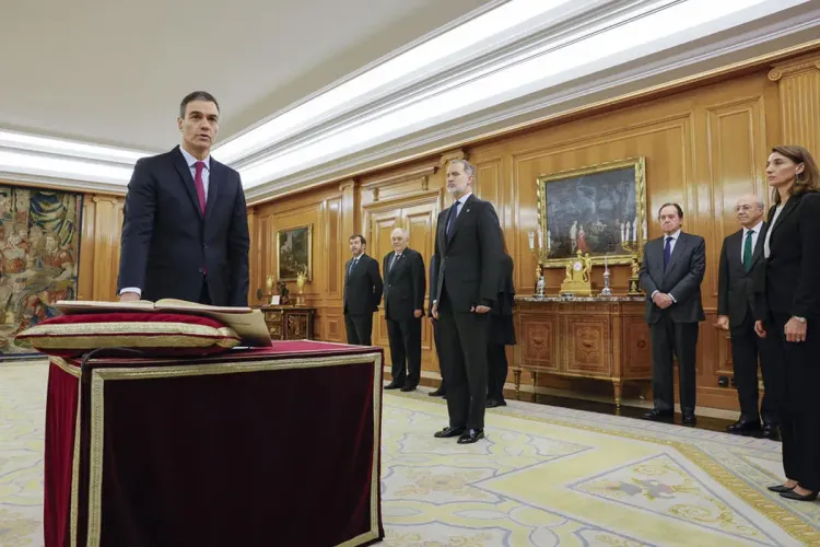 بيدرو سانشيز يؤدي اليمين أمام العاهل الإسباني فيليبي السادس