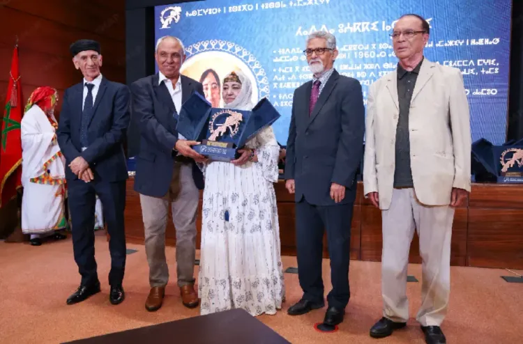 تتويج الفنانة حادة أعكي بالجائزة التقديرية للثقافة الأمازيغية 2024