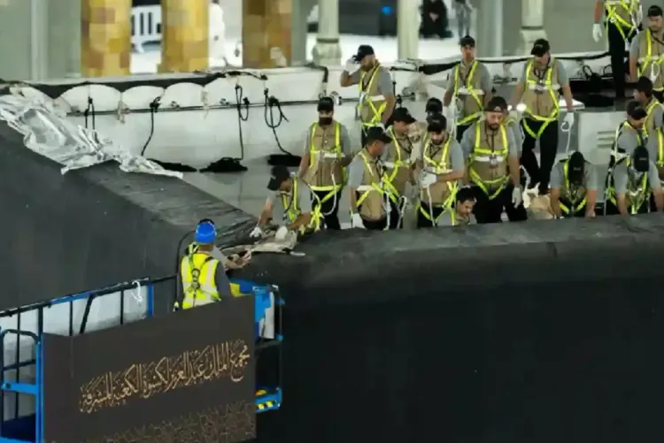 تثبيت كسوة الكعبة الجديدة على الجهات الأربع مع مطلع العام الهجري