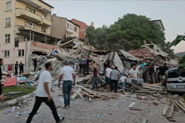تركيا.. توقيف شخصين بعد انهيار مبنى جراء زلزال بقوة 6,1 درجات ضرب غرب البلاد