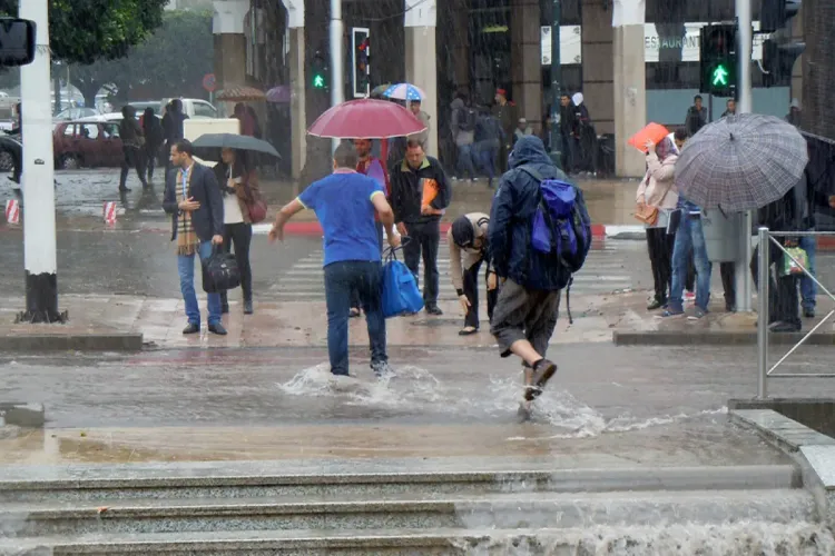 تساقطات ثلجية وأمطار قوية وهبات رياح قوية مرتقبة الأحد والاثنين بعدد من مناطق المملكة (نشرة إنذارية)