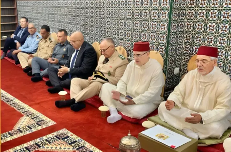 تسليم هبة ملكية لشرفاء الزاويتين الحراقية والريسونية بتطوان