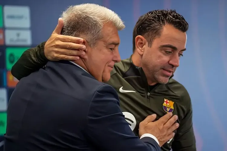 برشلونة يقيل مدربه تشافي هيرنانديز