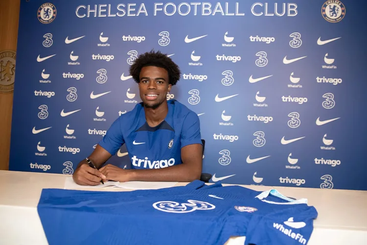 نادي تشيلسي الإنجليزي يعلن التعاقد مع كارني تشوكووايميكا