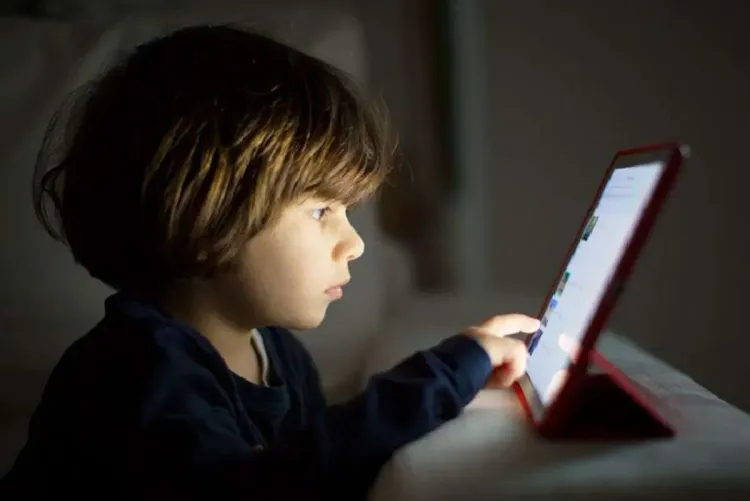 تعرض الأطفال طويلا للشاشات يزيد من خطر الإصابة بأمراض القلب (دراسة)