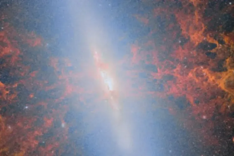 تلسكوب "جيمس ويب" يلتقط مشهدا لمنطقة نشطة لتكوين نجوم جديدة في مجرة السيجار