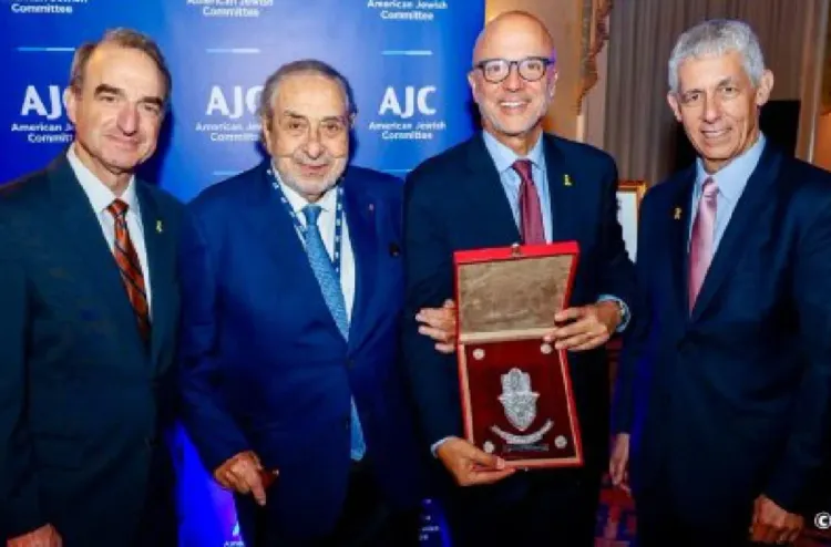 جلالة الملك، أمير المؤمنين، هو الضامن لحرية ممارسة الديانات السماوية الثلاث في المملكة (سيرج بيرديغو)