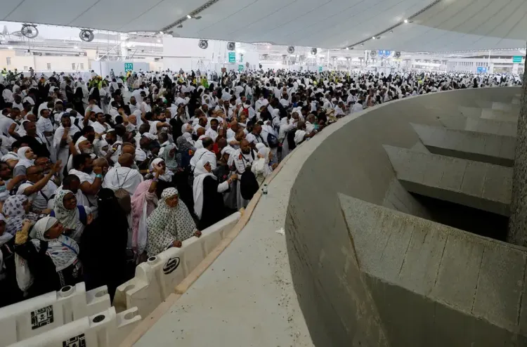 الحجاج يرمون جمرة العقبة الكبرى في مشعر منى