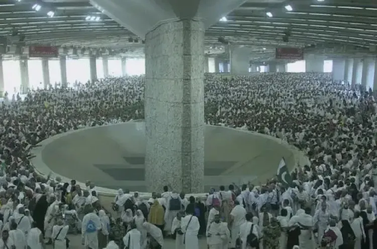 حجاج بيت الله يرمون جمرة العقبة في أول أيام عيد الأضحى