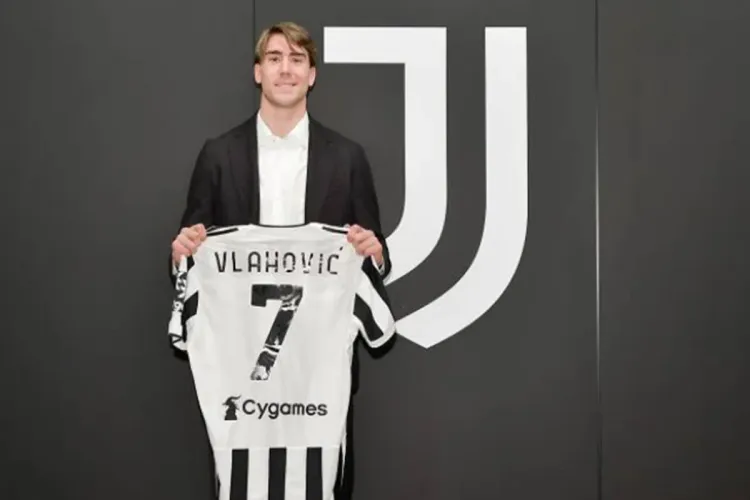 رسميا .. دوشان فلاهوفيتش صاحب القميص رقم 7