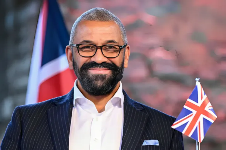 جيمس كليفرلي ينصب وزيرا للداخلية البريطانية وديفيد كاميرون في الخارجية