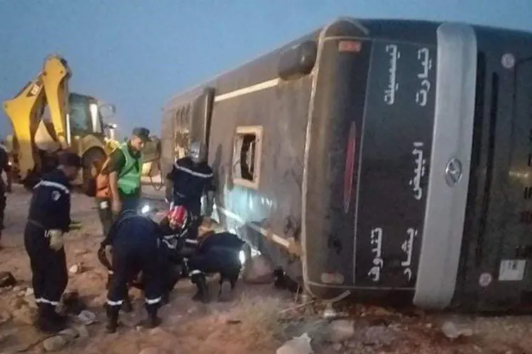 الجزائر : انقلاب حافلة يودي بحياة 10 أشخاص و إصابة آخرين