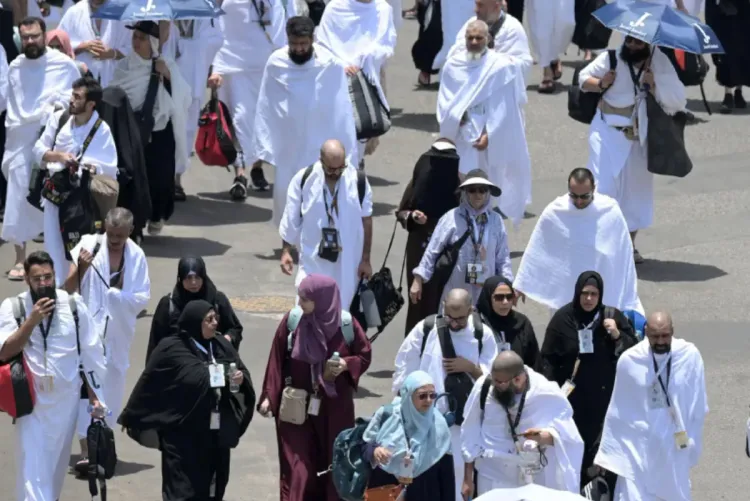 حجاج بيت الله الحرام يواصلون التوافد إلى "عرفات" لأداء ركن الحج الأعظم