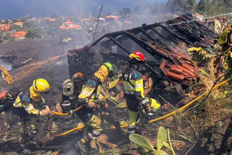 جزر الكناري تكافح حرائق الغابات
