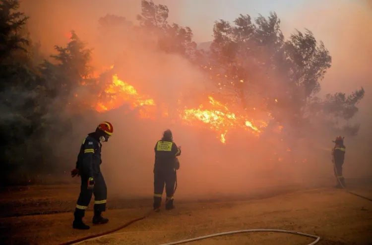 اليونان: السيطرة على حريق هائل شمال العاصمة أثينا وسط اندلاع عشرات الحرائق في أنحاء البلاد