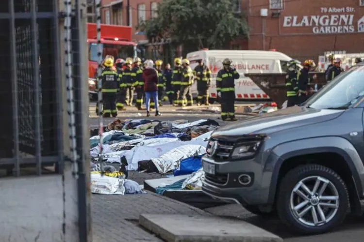 73 شخصا يلقون حتفهم في حريق بمبنى وسط جوهانسبورغ