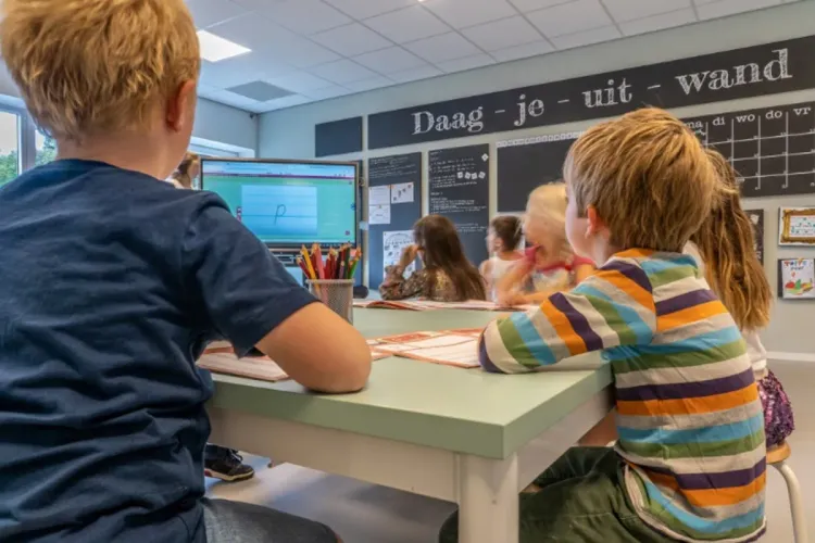 الحكومة الهولندية توصي بحظر الهواتف والساعات الذكية في المدارس