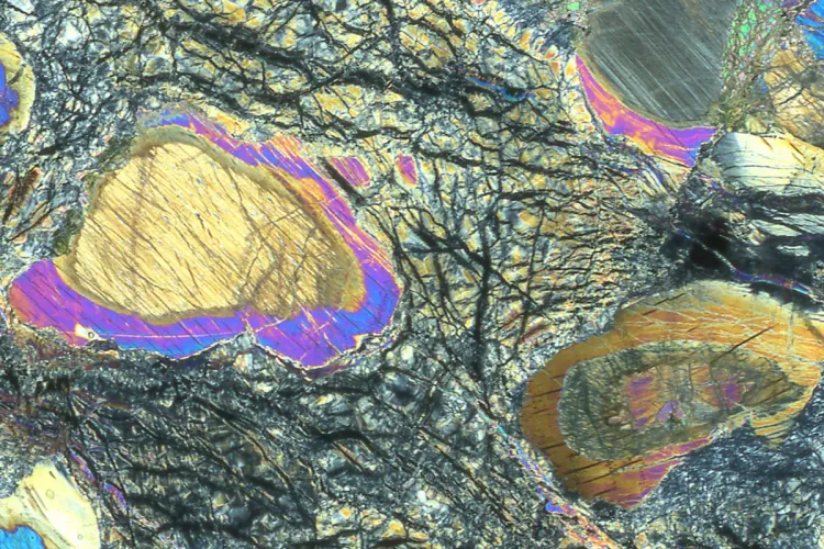 في إنجاز غير مسبوق، علماء يتمكنون من حفر أعمق حفرة في صخور وشاح الأرض
