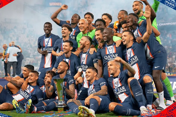 أشرف حكيمي يفوز مع فريقه بكأس السوبر الفرنسية