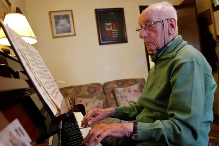 العزف على البيانو يقوي ذاكرة كبار السن ويقاوم الخرف