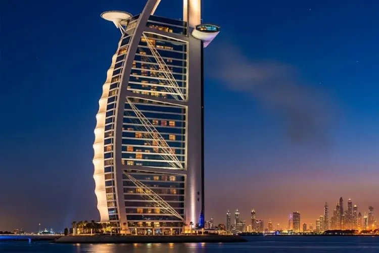 دبي : حريق محدود ببرج العرب إثر اعتراض مسيرة إيرانية