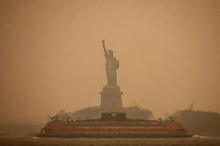 دخان حرائق غابات كندا ينذر بشأن نوعية الهواء في 11 ولاية أمريكية