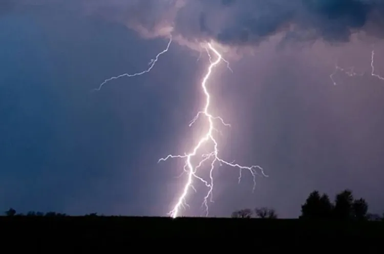 نشرة إنذارية: زخات رعدية محليا قوية بعدد من مناطق المملكة