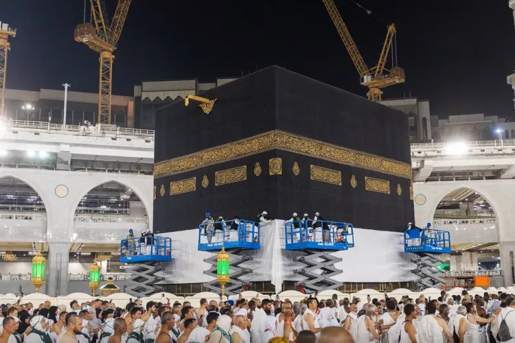 رفع كسوة الكعبة المشرفة استعدادا لموسم الحج 1444ه