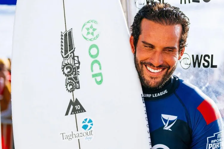 رمزي بوخيام راكب الأمواج المغربي الطامح لتحقيق نتيجة إيجابية في الألعاب الأولمبية بباريس