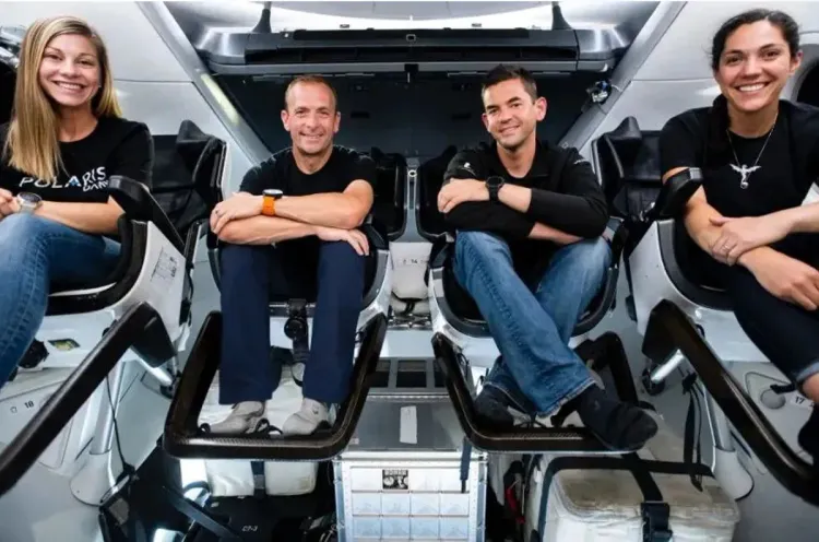 هبوط مركبة "سبايس إكس" قبالة فلوريدا بعد أول "تجول" لرواد غير محترفين في الفضاء