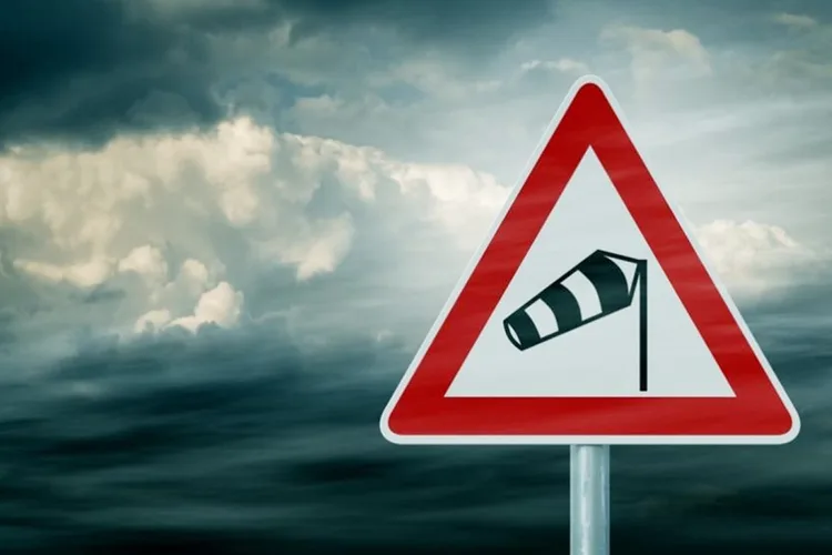 نشرة إنذارية: رياح قوية مع تطاير الغبار غدا الأربعاء بعدد من أقاليم المملكة