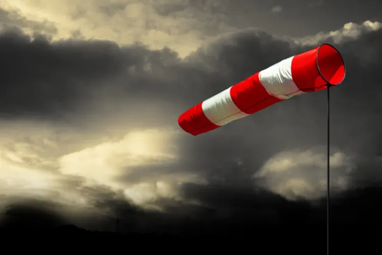 نشرة إنذارية: هبات رياح قوية بعد غد الجمعة بعدد من أقاليم المملكة