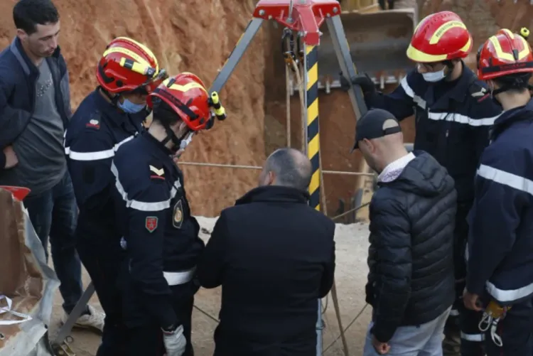 سنتمترات عن الطفل ريان .. فريق متخصص يتدخل