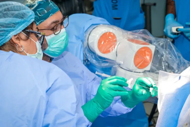 جدة: استخدام روبوت لزراعة شرائح بالمخ لأول مرة بالشرق الأوسط