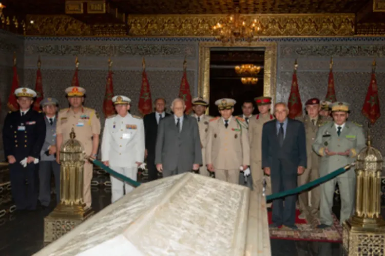 وفد من رؤساء أركان القوات المسلحة يزور ضريح محمد الخامس بالرباط