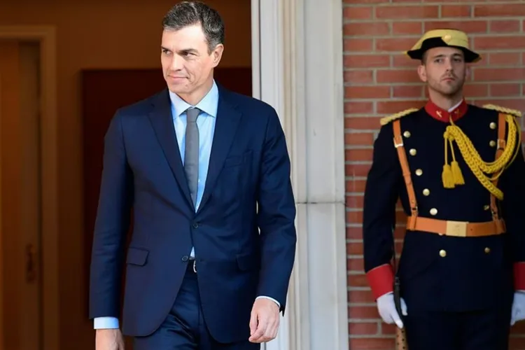 بيدرو سانشيز يقود حكومة انتقالية في انتظار تسمية رئيس لوزراء إسبانيا