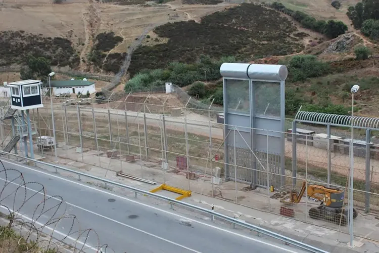 انطلاق أشغال وضع شبكة مانعة للتسلق على مستوى السّياج الحدودي بسبتة