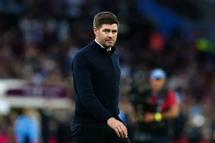 أستون فيلا الانجليزي يقيل مدربه ستيفن جيرارد