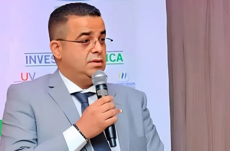 غرفة التجارة والصناعة المغربية بالكوت ديفوار والشباك الوحيد للتجارة الخارجية في الكوت ديفوار يعبران عن رغبتهما في إعطاء زخم جديد لشراكتهماعبرت غرفة التجارة والصناعة المغربية بالكوت ديفوار والشباك الوحيد للتجارة الخارجية في الكوت ديفوار عن رغبهما في إعطاء زخم جديد لشراكتهما.  وقد تم التعبير عن هذه الرغبة خلال اجتماع عمل انعقد، يوم الثلاثاء الماضي بأبيدجان، بين رئيس غرفة التجارة والصناعة المغربية بالكوت ديفوار، سعد الحمزاوي، والمدير العام للشباك الوحيد للتجارة الخارجية بالكوت ديفوار، كينيامان سورو. وشكل اللقاء مناسبة لاستكشاف الفرص الجديدة للتعاون الاقتصادي والتجاري بين الهيئتين.  وبذات المناسبة، تم بحث سبل ملموسة لتيسير وتعزيز التبادل التجاري بين البلدين، ضمن دينامية نمو مشتركة.  ونوه، السيد الحمزاوي، الذي يشغل أيضا منصب القنصل الفخري للكونغو برازافيل في سان بيدرو (كوت ديفوار)، بهذا اللقاء الذي يندرج في إطار توطيد العلاقات بين البلدين الشقيقين.  وقال إن "المحادثات التي أجريناها، ستفتح آفاقا واعدة لجميع أعضاء غرفة التجارة والصناعة المغربية في الكوت ديفوار"، مجددا التأكيد على التزامه بالعمل من أجل تعاون ثلاثي بين المغرب والكوت ديفوار والكونغو.  من جهته، أبرز المدير العام للشباك الوحيد للتجارة الخارجية في الكوت ديفوار أن هذا الاجتماع يشكل "مرحلة حاسمة" في إطار عزم الهيئتين على تعزيز العلاقات الاقتصادية بين الكوت ديفوار والمغرب.  وذكر بأن هذا التعاون يرتكز على الدور الاستراتيجي للمغرب الذي يعد واحدا من الشركاء الاقتصاديين الرئيسيين للكوت ديفوار.  وأضاف، السيد سورو، أنه "من خلال مضافرة خبراتنا، نستطيع ليس فقط تعزيز مبادلاتنا، بل أيضا المساهمة بشكل فعال في تنمية التجارة البينية الإفريقية وفي الازدهار الاقتصادي للقارة".  وشكل هذا الاجتماع أيضا فرصة للمدير العام للشباك الوحيد للتجارة الخارجية بالكوت ديفوار من أجل عرض سلسلة من الحلول المبتكرة الهادفة إلى تبسيط إجراءات التجارة الخارجية، لا سيما رقمنة إجراءات الاستيراد والتصدير والعبور.  وأكد أن هذه المبادرة تندرج ضمن إطار الرغبة في تثمين بيئة الأعمال التجارية وتحسين التنافسية التجارية للكوت ديفوار على الساحة الدولية.  وتناولت المحادثات بين الجانبين أيضا، تبادل التجارب والممارسات المثلى في مجال تيسير التجارة ضمن إطار دينامية تعزيز الاندماج الإقليمي.  وسلط الاجتماع الضوء كذلك على تطوير أوجه تآزر جديدة وتحديد مشاريع مشتركة من شأنها تعزيز القطاعات الرئيسية ومواكبة الشركات في مبادلاتها عبر الحدود.