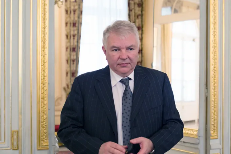 فرنسا تستدعي السفير الروسي بعد نشره رسوما كاريكاتورية