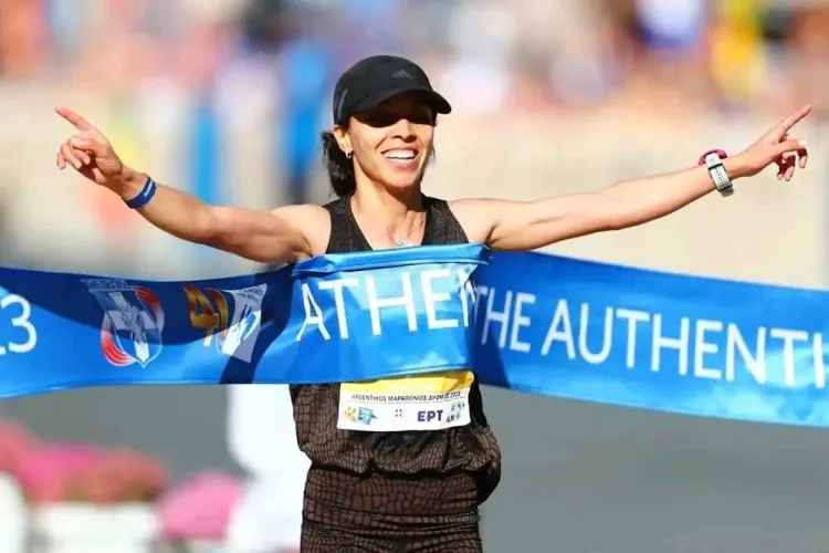 العداءة المغربية سكينة أثنان تفوز بماراطون أثينا 2023