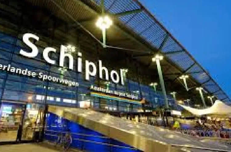 شركة الخطوط الملكية الجوية الهولندية تلغي نحو 300 رحلة في مطار سخيبول بسبب الاضطرابات الجوية