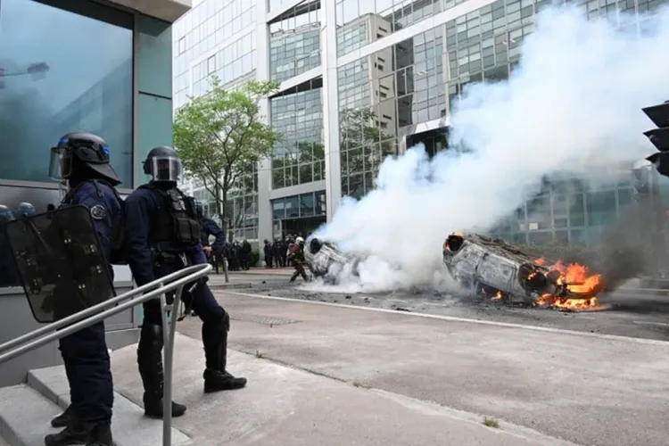 أعمال الشغب في فرنسا.. إصابات واعتقالات وماكرون يعقد اجتماعا لخلية الأزمة