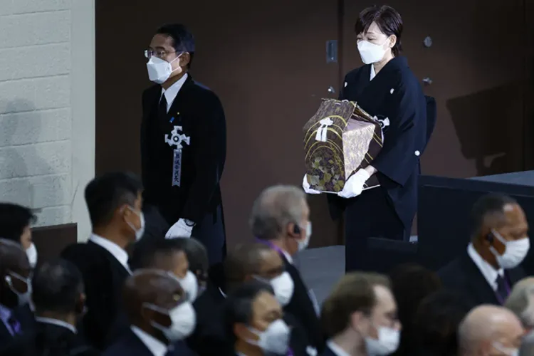 السيد عزيز أخنوش يقدم تعازي الملك محمد السادس إلى الوزير الأول الياباني