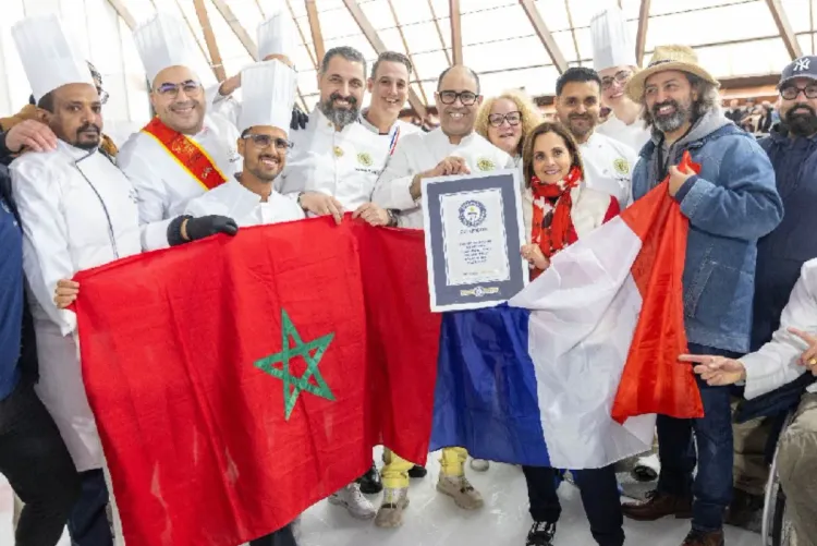 صانع حلويات مغربي يدخل موسوعة غينيس بأطول كعكة فراولة في العالم